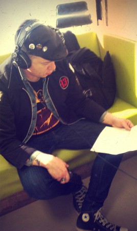 Дмитрий Спирин читает текст песни "Я Верю" перед записью.